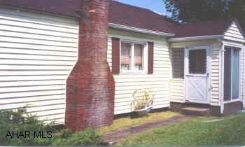 Nice ranch parking in rear only--seller will allow $600 for carpet allowance