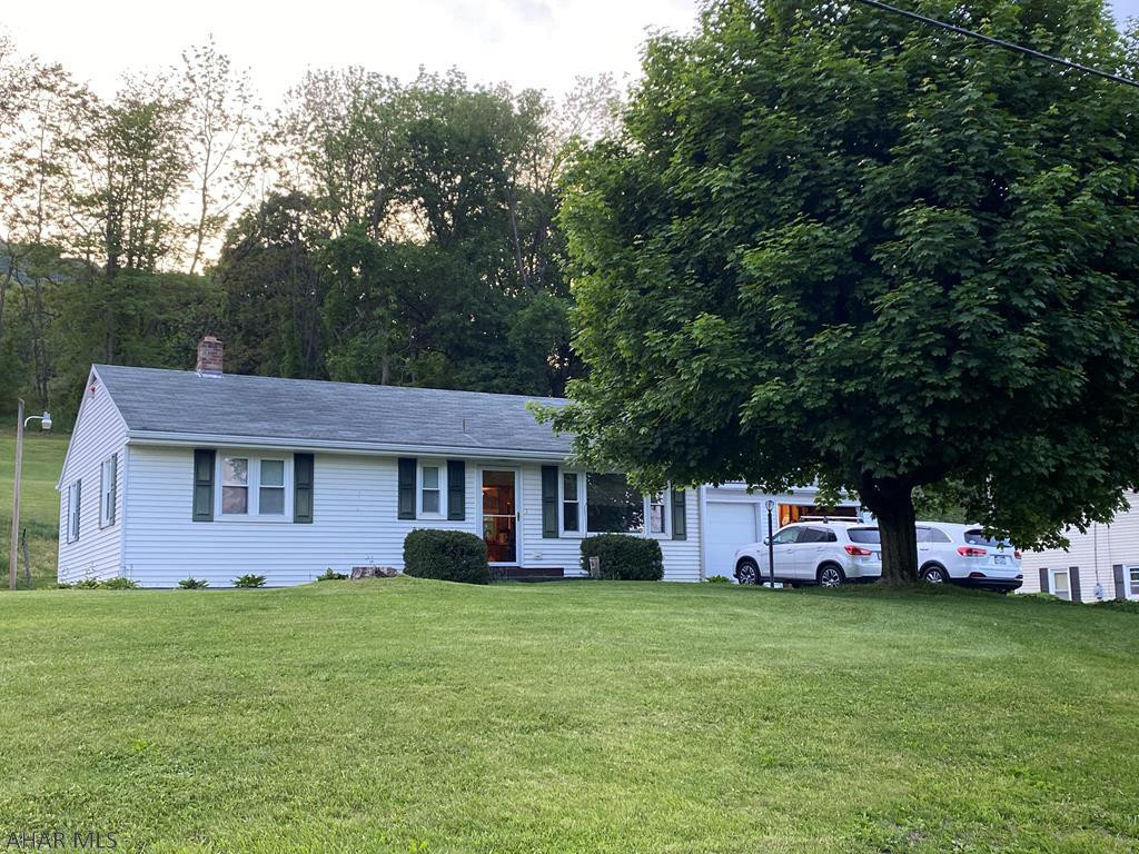 Well maintained 3 bedroom 1 bath ranch home on the outskirts of town in the Foor addition.  new Kitchen with stainless steel appliances, hardwood flooring , walk in shower, full walk up attic.