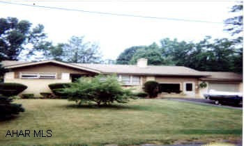 EXCEPTIONALLY WELL MAINTAINED RANCH. GREAT NEIGHBORHOOD.