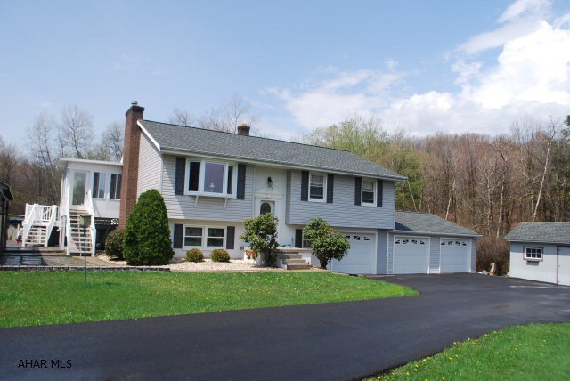 IMMACULATE 3BD 1.5BA SPLIT LEVEL ON 17 ACRES. NEWER ROOF, WINDOWS, SIDING, DRIVEWAY AND SUNROOM! THIS HOME OFFERS A 3 CAR GARAGE, CENTRAL AIR, 3 COMBO FURNACE, AN ABOVE GROUND POOL, A MUST SEE!!