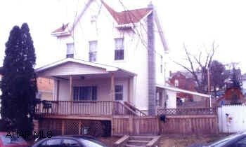 VERY NICE SPACIOUS ROOM, NEWER ROOF, NEWER OAK KITCHEN, FENCED YARD, OFF-STREET PARKING, 1ST FLOOR LAUNDRY AND 1/2 BATHROOM. VERY NICE SPACIOUS ROOM, NEWER ROOF, NEWER OAK KITCHEN, FENCED YARD, OFF-STREET PARKING, 1ST FLOOR LAUNDRY AND 1/2 BATHROOM.