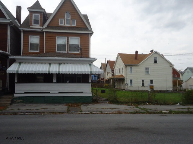 This house is move in ready! Large house on 3 city lots. This one is a must see!