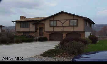 Alot of elbow room - Lovely 3-bedroom Bi-Level - Electric bill on a monthly budget plan of $125.