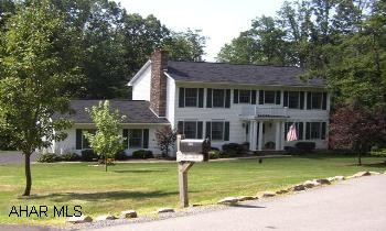 HOLBG/STONEHEDGE. LARGE PRIVATE SETTING. THIS CUSTOM BUILT 4/5 BR HOME IS THE LAST HOUSE ON A CUL-DE-SAC. THE AMENITIES INCLUDE UPDATED OAK KIT., LARGE FORMAL DR, 2 FAMILYROOMS W/GAS FIREPLACES, AND A BEAUTIFUL SCREENED SUNROOM. HOLBG/STONEHEDGE. LARGE PRIVATE SETTING. THIS CUSTOM BUILT 4/5 BR HOME IS THE LAST HOUSE ON A CUL-DE-SAC. THE AMENITIES INCLUDE UPDATED OAK KIT., LARGE FORMAL DR, 2 FAMILYROOMS W/GAS FIREPLACES, AND A BEAUTIFUL SCREENED SUNROOM.