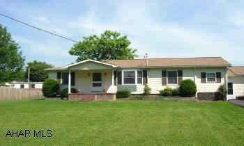 1 STORY LIVING ON LARGE LEVEL LOT. 1 STORY LIVING ON LARGE LEVEL LOT. NEW KITCHEN, SIDING, ROOF, HEATED GARAGE, WELL TAKEN CARE OF. CONTACT SUSAN 935-8252.