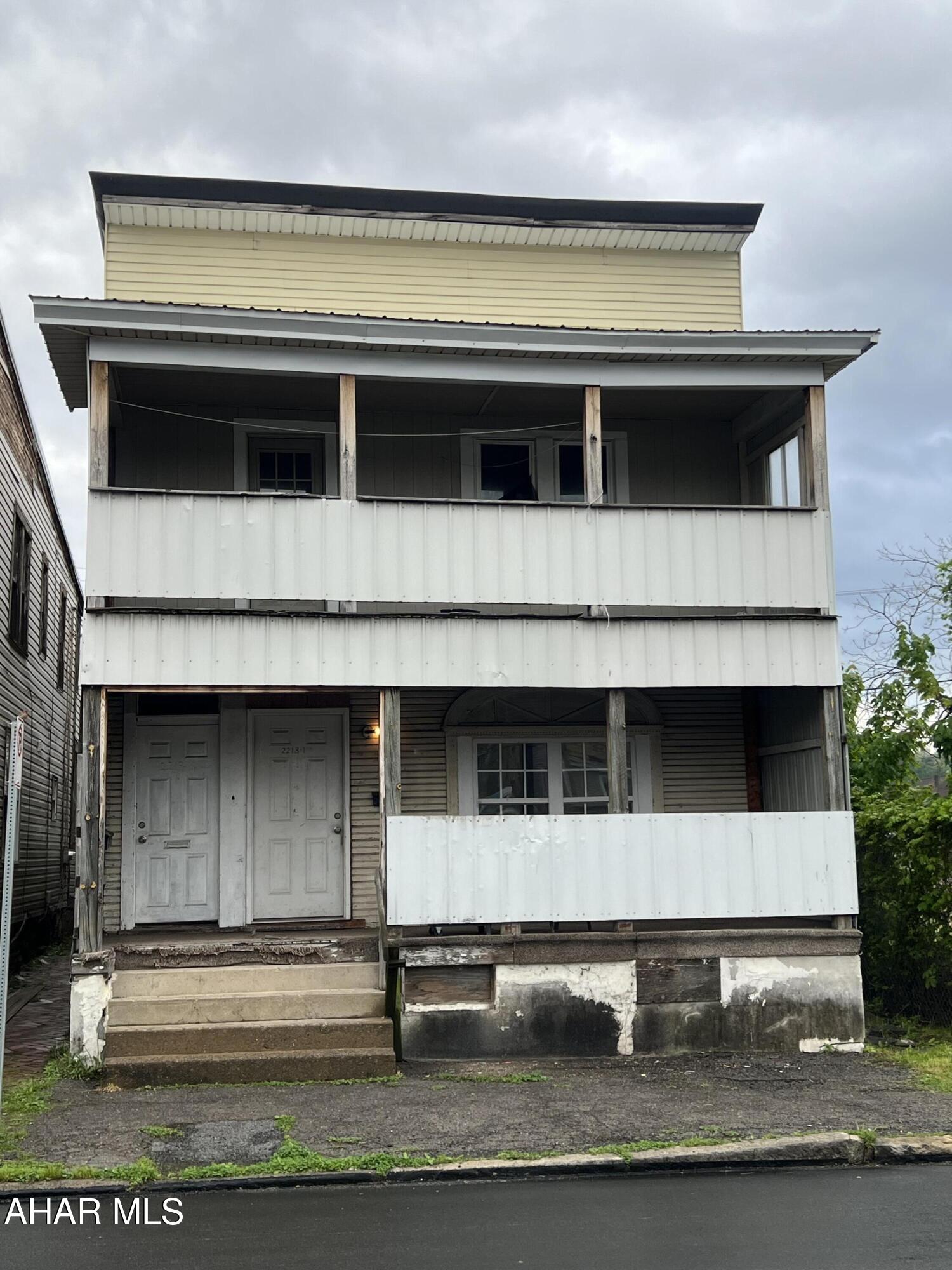 Duplex with separate utilities!!! Bring your imagination and renovations! Call to schedule your private showing