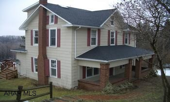 CALL DAN PETERS TO SCHEDULE 932-1655 LARGE 5BD 2.5BA FARMHOUSE ON 1 ACRE IN LORETTO. EXCELLENT VIEW. STUDENT RENTAL AS OF 5/15 AT $1500MO PLUS GAS/ELECTRIC/TRASH.