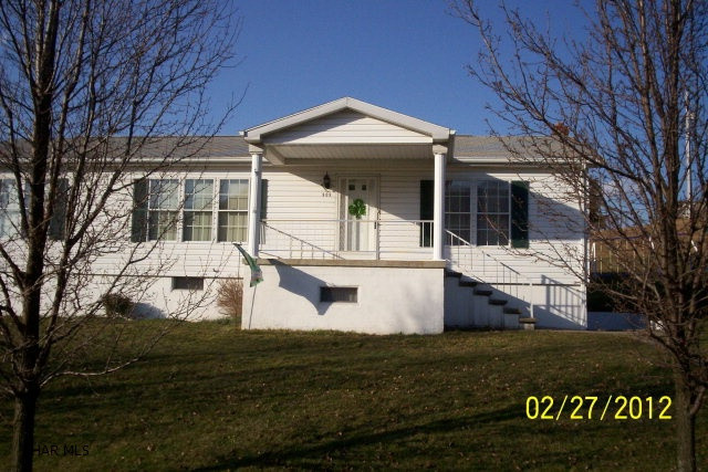 3BR, 2 3/4 bath modular ranch home. Basement rec room with bar & propane fireplace. 200 x 150 lot. Call for showing information.