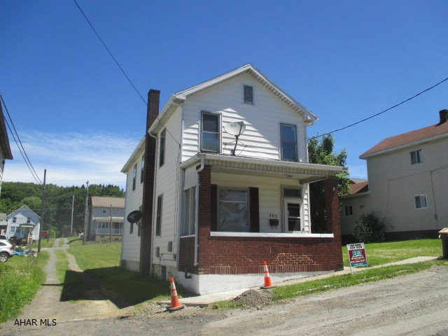 Perfect starter home featuring 3 bedrooms, 1 bath on large lot.  Home has newer roof, windows, furnace, eat in kitchen and 1st floor laundry.