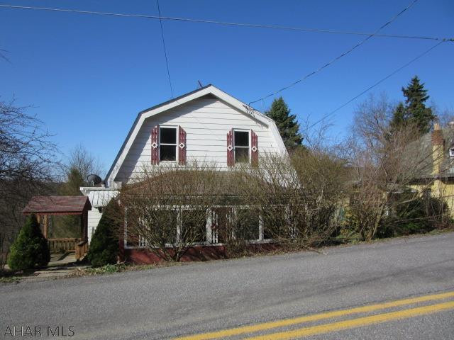Quiet street, 2 bedroom, 1.5 bath house, spacious living room, brick accent, walk-out basement, Property was built prior to 1978 and lead based paint potentially exists