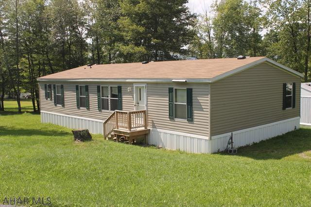 Spacious double wide in Camelot Woods!  Bonus room off the living room can be spare bedroom, den or office space.  Open floor plan make it nice for entertaining.  Call today to schedule your appointment.