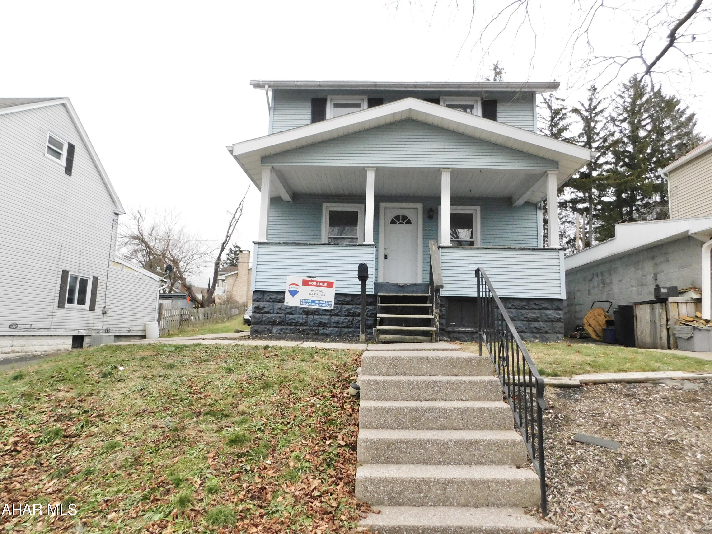 Large family home in a great location.  w/detached garage.  Well kept!!
Newer carpet and bath and move in ready.

tenant will be out by dec1