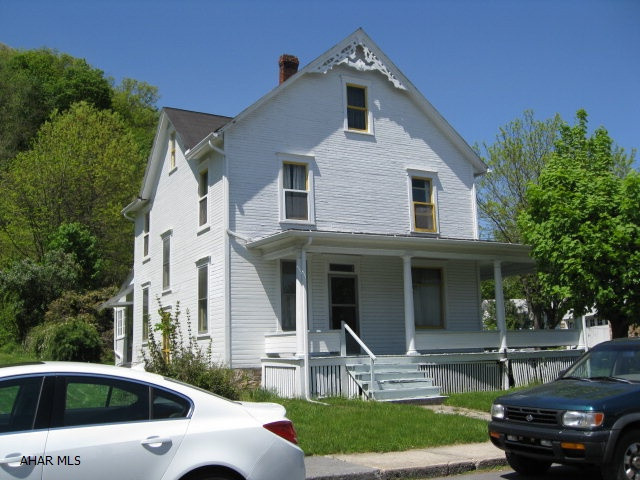 Duplex with 2 bedrooms and 1 bath in each unit. Needs some work but has definite income producing possibilities.