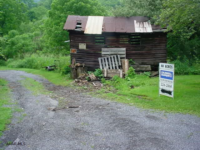 APP 15 ACRES OF CLEARED FIELDS, 53 ACRES OF WOODED GROUND. THIS PROPERTY IS A HUNTER'S PARADISE OR A GREAT HOME SITE.