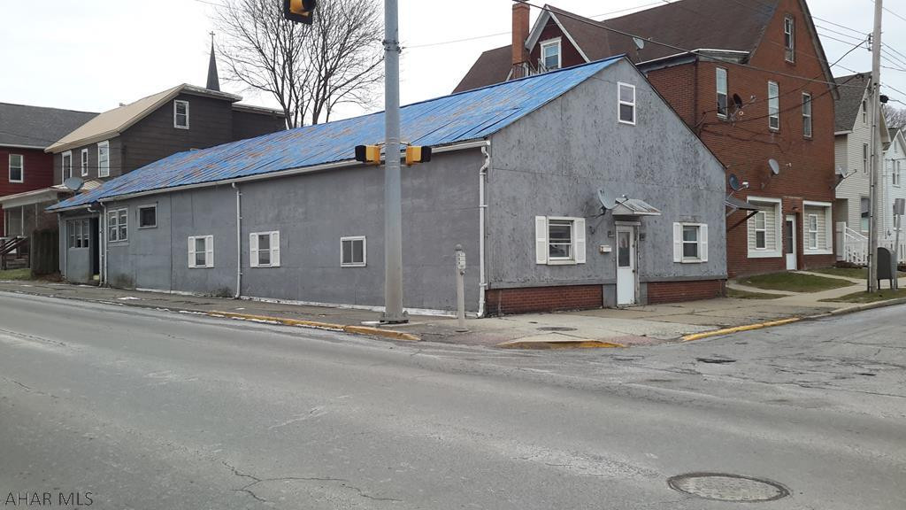 Great investment opportunity! Used to be a 3 unit apartment. Use your imagination to bring this building back to generate revenue! Great location and many possibilities!! Call for you showing!