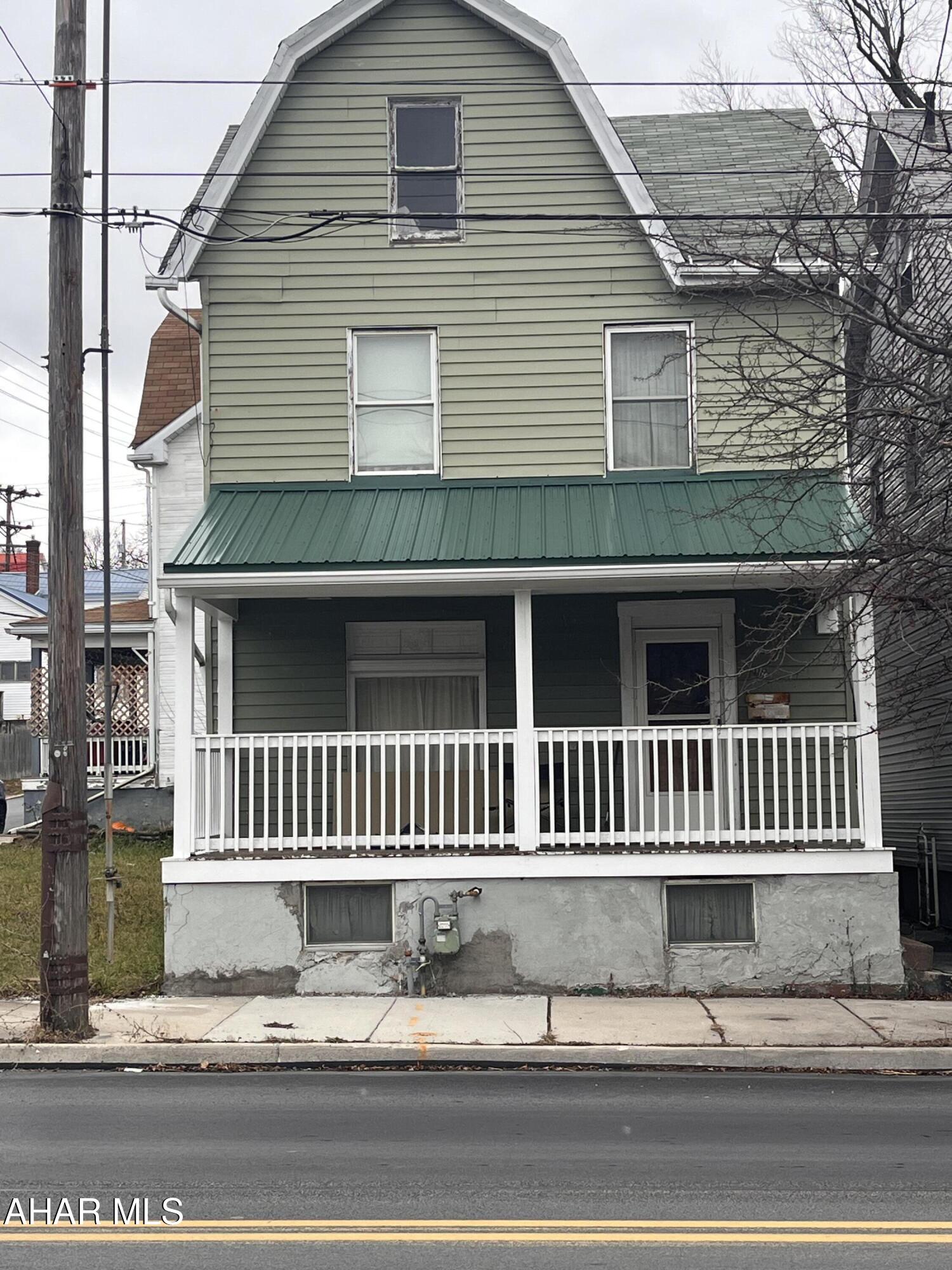 This 3 Br home offers a large modern Eat in kitchen plus large 1st for laundry space. 
Bedrooms are nice sized and there is also an additional attic that could be used as extra living space if needed.
The home definitely needs some TLC but great for a handyman special to live in as you work on it.
Seller needs some notice but will try to accommodate all showings.
