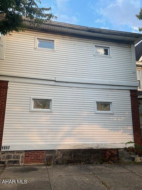 GREAT INVESTMENT PROPERTY! THIS 2 UNIT APARTMENT IS BEING SOLD AS IS.
SELLER WILL MAKE NO REPAIRS. 
BUYER TO VERIFY TAXES AND SQUARE FOOTAGE.