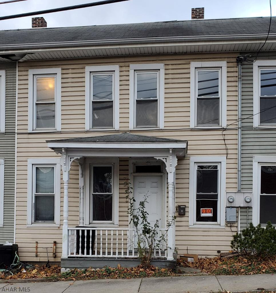 Great location in downtown Everett!  2 bedroom, 1 bath apartment with living room, dining room and kitchen.   Fenced back yard and front porch.   Walking distance to shops and school.  $650 monthly, $650 security deposit.  Tenant pays electric and heat.  Landlord pays garbage and $150 per quarter toward water.    Pet considered with additional fee.  Call today for showing!