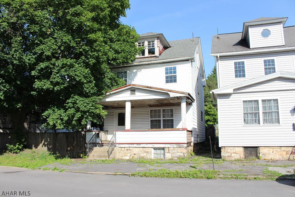 3 bedroom 1 full bath home in the East End area of Altoona!  The home features central air and off-street parking.  New water meter!