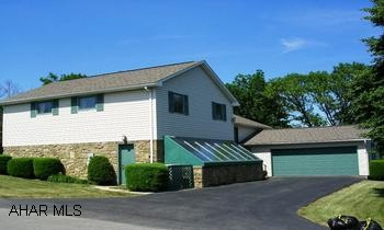 SPACIOUS, 4 BEDROOM, 2.5 BATH, MULTI-LEVEL HOME IN HOLIDAY HEIGHTS. FAMILY RM WITH LARGE STONE FIREPLACE AND WET BAR. LARGE DECK OFF DINING ROOM. HOME WARRANTY INCLUDED.