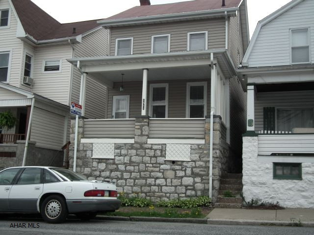 Perfect start up home! Nicely painted, good mechanics, rooms are all spacious, modern kitchen with laundry off kitchen, off street parking with some landscaping. See Pictures!