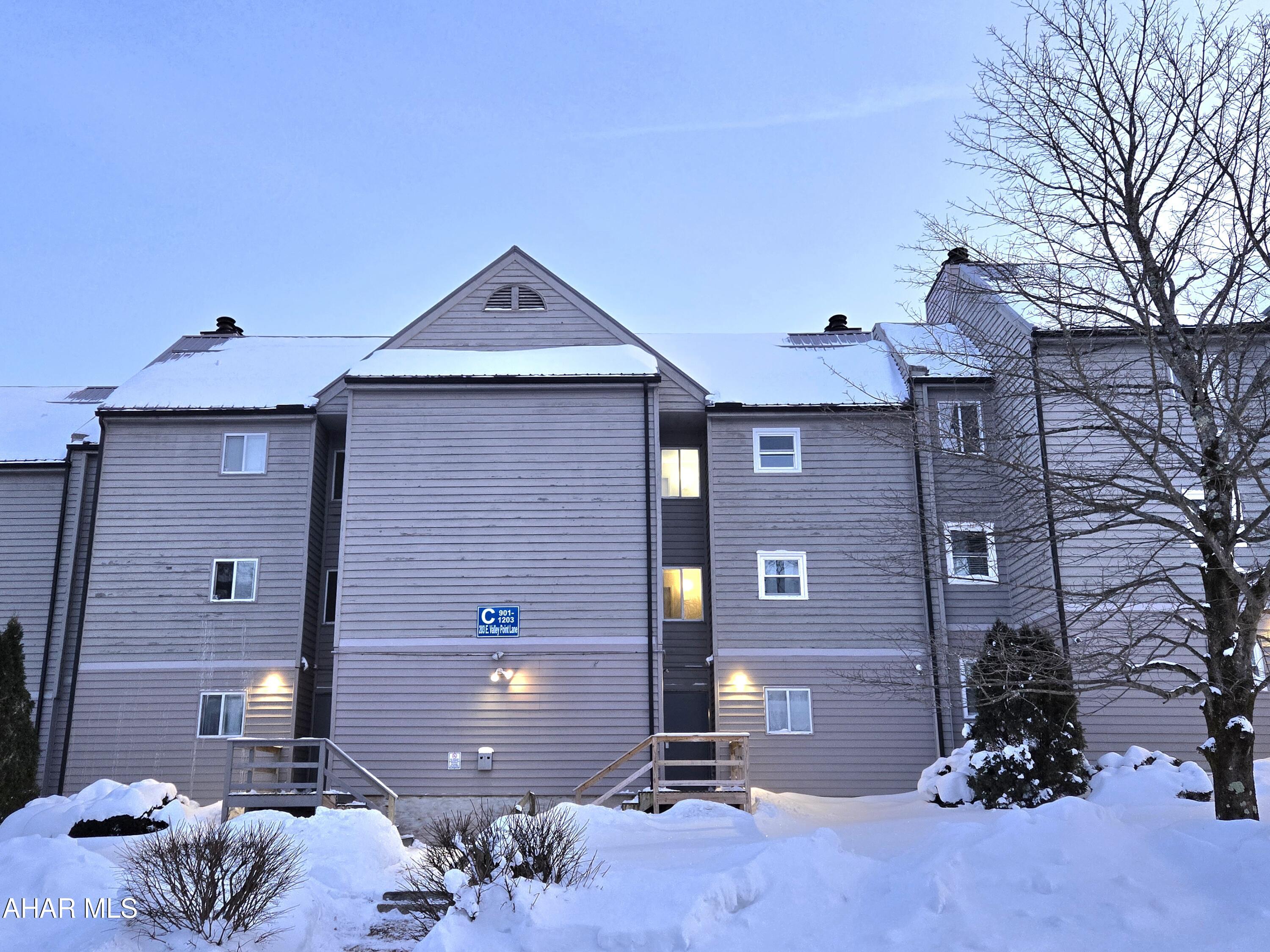 Beautiful 1st-floor fully-furnished studio with updated kitchen and bath, electric stone fireplace and nice vinyl flooring. Sleeps 4. Enjoy skiing, indoor and outdoor pool, hot tub, workout room plus golf and tennis at this 4-seasons resort. J-678