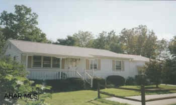 SPACIOUS RANCHER. CONVENIENTLY TICKED AWAY ON A DEAD-END STREET IN DUNCANSVILLE. EXTREMELY PRIVATE YARD!