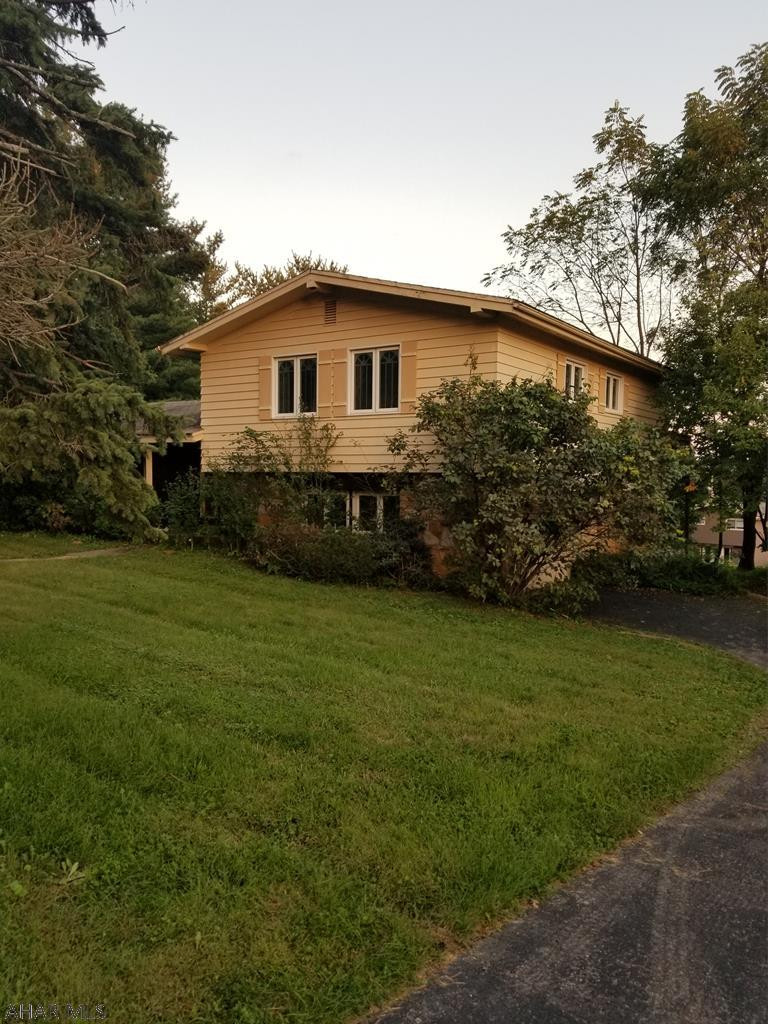 3 bedroom, 1 bath multi-level home located in desirable area just off Sylvan Heights Drive.  Handyman Special.