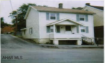 Nice home in Hollidaysburg.  2 bedrooms, 1 bath with small yard, laundry hook-ups in kitchen. Nice 2 bedrooms, 1 bath  home in Hollidaysburg with small yard, laundry hook-ups in kitchen.