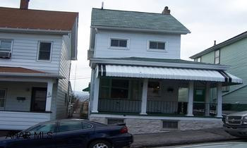 Very Nice 2 1/2 Story - Nicely Well Maintained Condition -  Close To Schools - Kids Could Walk To School - Close To Shopping Very Nice 2 1/2 Story - Nicely Well Maintained Condition - Close To Schools - Kids Could Walk To School - Close To Shopping