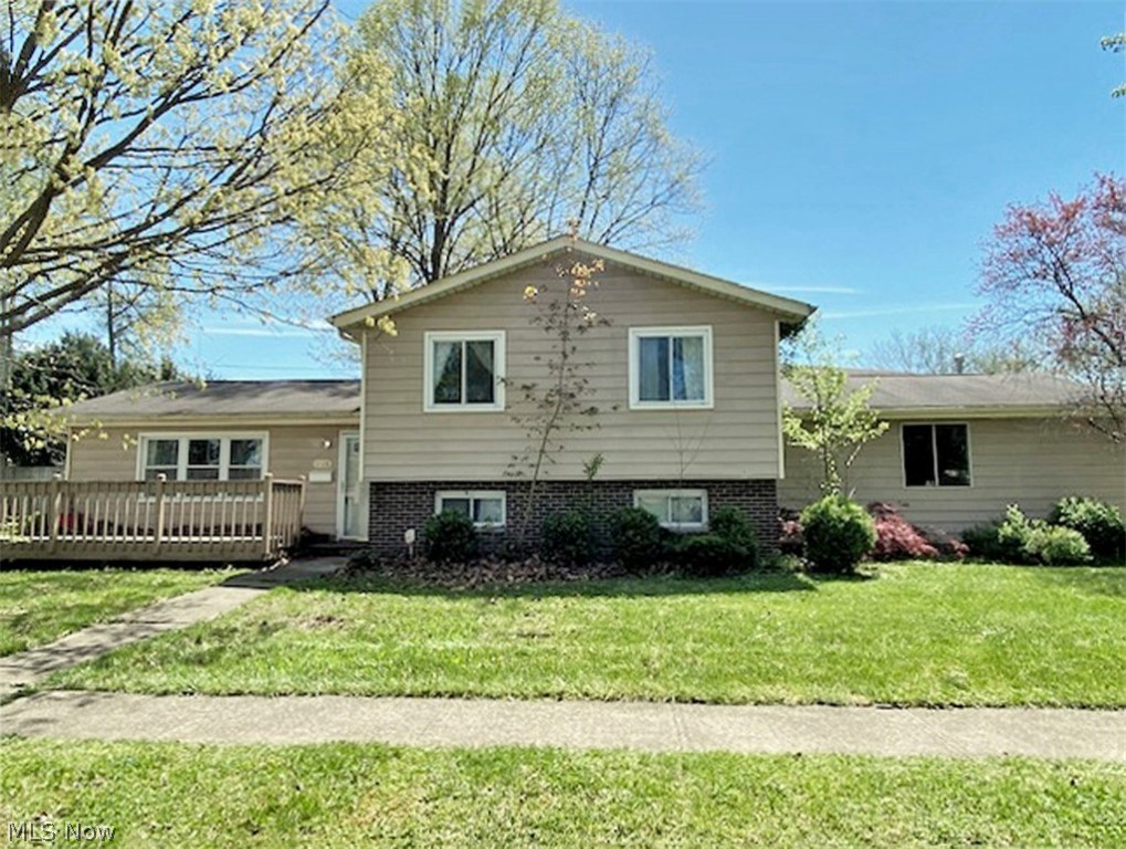 Spacious split level near public transportation for wanting easy commuting to Kent. Close to  Al Lease Park which offers soccer fields, pavilion and a gorgeous pond.  Over 1,600 square feet with updated kitchen that offers all kitchen appliances, maple cabinets, updated countertops, laminate flooring and a newer patio door that leads to a rear patio. 2 1/2 baths. Vaulted ceiling in the living room. 3 bedrooms and a full bath on the upper level. The lower level has a full bath and a half bath and also includes a large family room that is currently being used as a bedroom. Updated windows. 2 car garage.