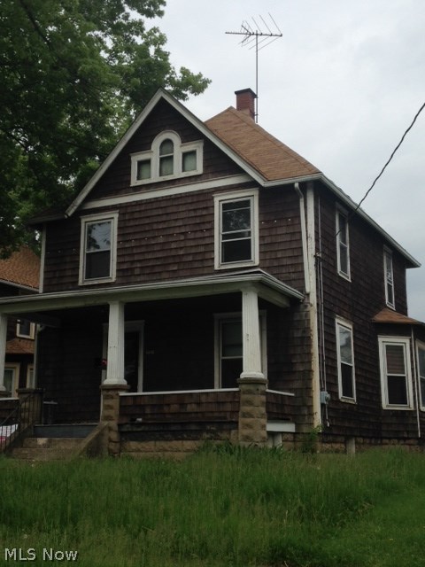 Spacious family home with tons of character and natural woodwork throughout. Newer roof, approx 5 years. Perfect investment potential or first time home.  NOT a short sale OR FC, all offers will be responded to quickly and closing will be fast! Immediate possession!