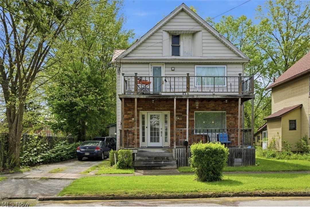 This two-story residence, nestled within the Warren city school district, presents a bright and airy living room, an open floor plan, and a well-equipped kitchen. A first-floor bathroom and laundry facilities are thoughtfully included. The upper level boasts three spacious bedrooms, considerable storage space, and an additional full bathroom. The lower level features a basement, additional storage, and a sub pump. A six-car garage and large backyard provide ample space for entertainment. Schedule a showing today.