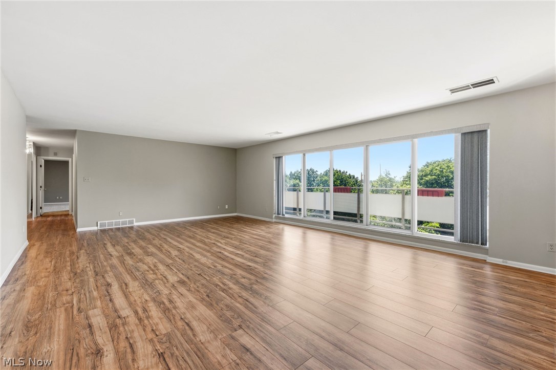 Acacia On The Green Condo - Residential