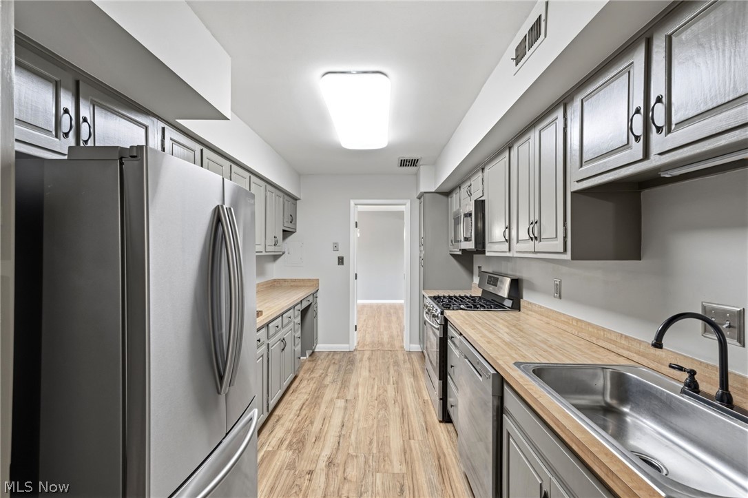 Acacia On The Green Condo - Residential