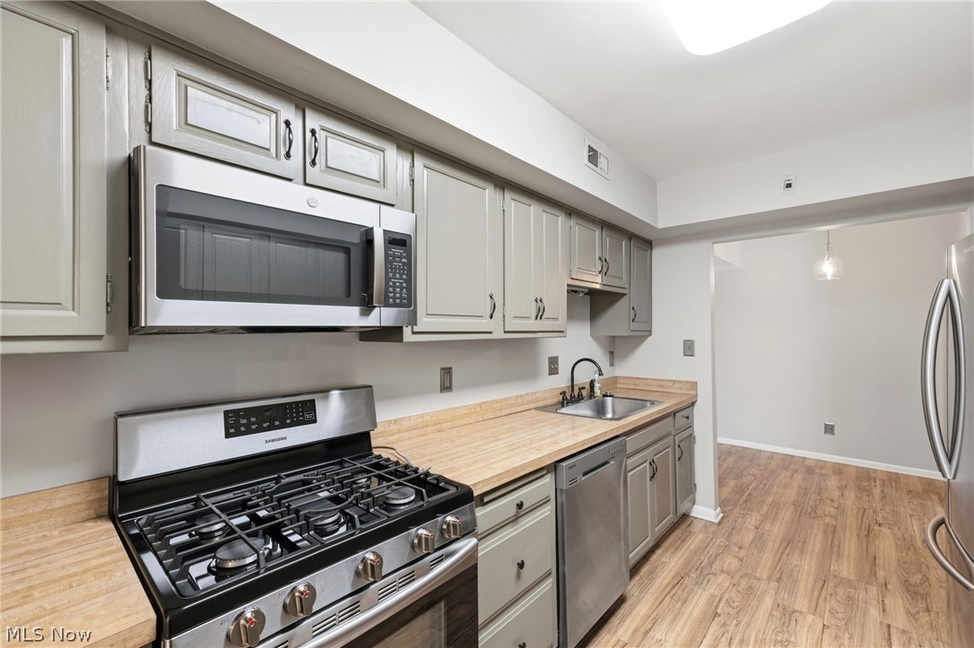 Acacia On The Green Condo - Residential