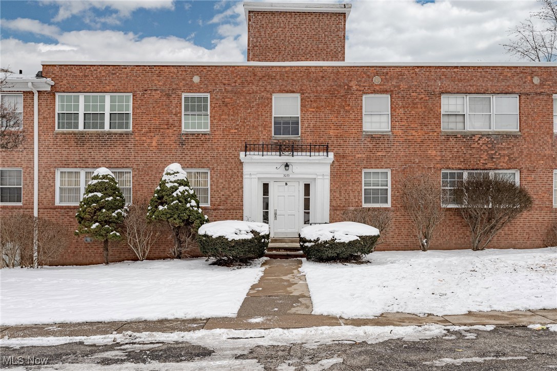 Welcome to 3271 Warrensville Center, Unit 8B! This charming and spacious second-floor unit is in a prime
location, offering just under 1,000 square feet of living space, this unit boasts freshly painted and modern updates
throughout. Enjoy the convenience of LVP flooring in every room, providing a clean, durable finish. The bright and airy
living room offers ample space for both relaxation and entertainment. The kitchen is a standout, boasting sleek granite
countertops, newer cabinetry, and all appliances included. Updated bathrooms with modern fixtures enhance the home’s
appeal. The unit benefits from newer windows, ensuring both efficiency and style. Located just steps from Thornton Park
and minutes from the vibrant Van Aken District, you'll love the central location with easy access to shops, dining, and
entertainment. Please note that while there is no in-unit laundry, the basement offers access to laundry facilities. This
unit offers comfortable, easy living in a sought-after neighborhood—schedule your showing today!