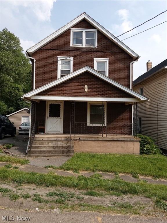 Great Investment Property or starter home in Girard Schools, Home has newer furnace and hot water tank and updated bathroom. Large eat in kitchen, has updated large garage/shed. Close to 422 and easy access to 680. Schedule your showing today.