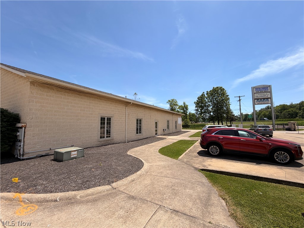 This 2,592 sq/ft 3 bay warehouse flex space is located in Boston Heights with frontage of Rt.8 Spaces has 3 large drive-in doors, room for multiple offices and showroom, a single restroom and ample parking.