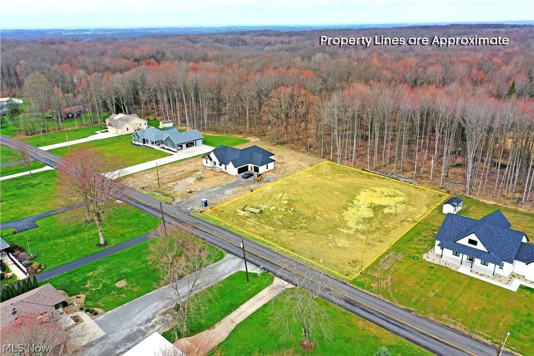 Are you looking for the perfect building lot? This premiere location is in the Howland School District with all public utilities. You will join this elite group of new home located on King Graves Rd. Just bring your floorplan and meet with the exclusive builder to get started on your custom dream home. This is the last lot available, don't miss this opportunity. Call for more information.