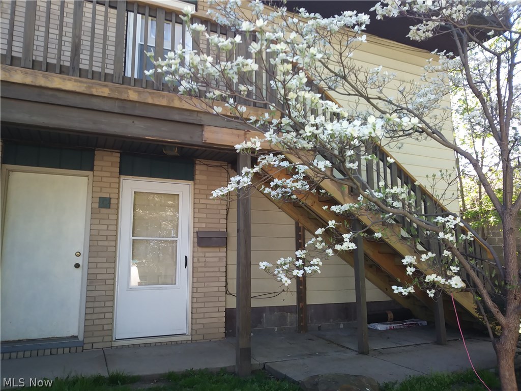 Cute  two bedroom apartment ready for a quick move in. Living area and kitchen create a great room with open floor plan. Apartment has been recently updated with newer carpet, kitchen flooring, kitchen counters, and kitchen cupboards, as well as few upgrades in restroom. Assigned parking available, pets are allowed with pet deposit and pet rent. Resident responsible for rent, electric, and cleaning up after pets.  Conveniently located close to the expressway and Kenmore's Boulevard.