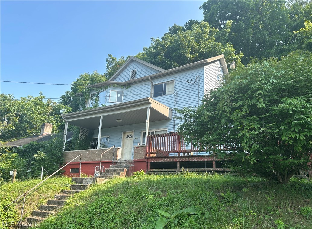 Four bedroom, 2.5 bath home in the village of Bridgeport.  Main level master bedroom with its own bath.  Upstairs has 3 bedrooms & full bath.  Main level consists of living room, dining room, Kitchen, half bath & laundry area.  Partial basement.
Two lots with this property, each are 50 x 100.