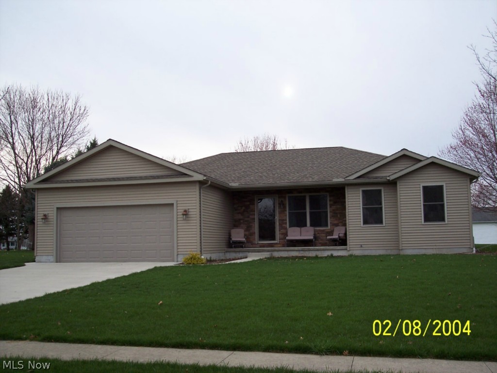 Like new 3 bedroom 2 bath Ranch with an open floor plan. Beautifully decorated, stainless appliances, extra large Master Suite with walk-in closet. Finished rec room in lower level. All on a large lot with public utilities and mature shade trees! Must see.