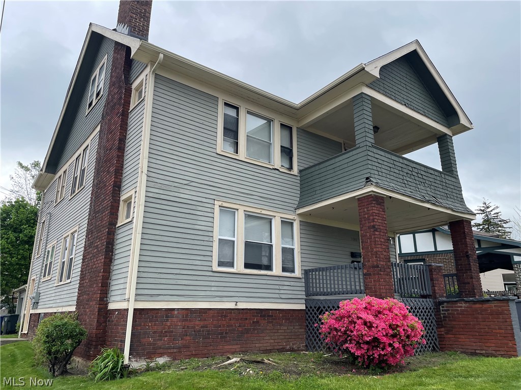 Opportunities like this don’t come around often in Cleveland Heights. Perfectly positioned just steps from the vibrant Cedar Lee district, a quick hop over to Coventry, and directly across from Cleveland Heights High School, this duplex sits right in the heart of one of the area’s most sought-after neighborhoods.
The property offers flexibility from day one: the upper unit is already rented at $1,300 on a month-to-month basis, providing immediate income, while the lower unit is vacant and ready for your next tenant—or ideal for an owner-occupant looking to offset their mortgage.
Major updates have already been taken care of, including a new roof, new furnace, and new hot water tank, so you can focus on the upside instead of the upkeep. Whether you’re expanding your portfolio or looking for a smart house-hack opportunity, this is a true turnkey investment with strong fundamentals in a location that consistently attracts renters.
Clean, solid, and ready to perform—this is the kind of property that makes sense the moment you see it.
