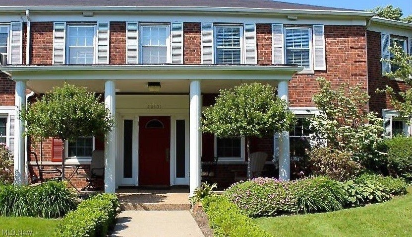 Terrific, light-filled 2 bedroom. Great building and location. 2nd floor unit is one of the largest. Recently renovated kitchen has granite counters. 1 indoor parking spot, a private storage unit, shared laundry and visitor parking. Plus it is near shopping, John Carroll and restaurants. Come see this fantastic property today. It will not last.