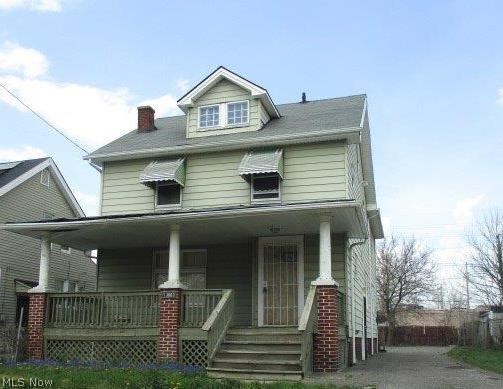 Great rental opportunity or live in one unit and let the other unit pay for yours. Very spacious duplex with so much potential, just awaiting your finishing touches. One unit has 3 bedrooms and 2 in the other unit. Some updates have been completed. It's freeway accessible, near shopping area, parks, and many more amenities to offer.
It's selling "as-is", seller to make no repairs and/or no warranties!