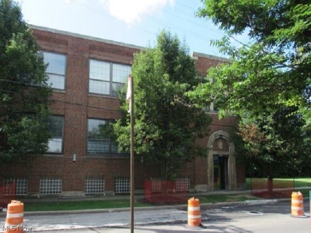 Great opportunity to buy this spacious 2 story industrial style condo located in Cleveland, OH. The interior has 1832 sq. ft. with 2 bedrooms and 2 bathroom.