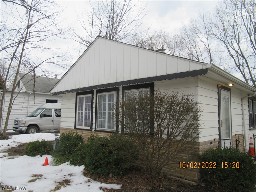 Nice 3 bedroom, 1 bath 2 1/2 car garage home with great floor plan.  Close to the lake walking distance and so much more excellent location.