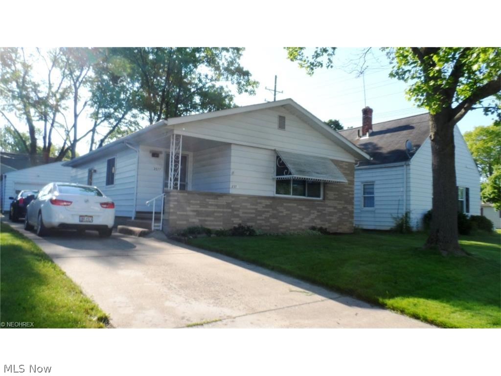 CHARMING 3 BEDRM/ 1.5 BATH RANCH LOCATED ON PRIVATE DEAD END ST CLOSE TO NEW MARKET DISTRICT.  THIS HOME HAS BEEN FRESHLY PAINTED INSIDE.  FEATURES INCLUDE 1 CAR GARAGE WITH COVERED PATIO AREA FOR ENTERTAINING (OR CAN EASILY BE CONVERTED TO XTRA 1 CAR CARPORT WITH FRONT PC ADJUSTED.--ASK FOR INSTRUCTIONS)   BEDRMS & LIVING AREA FEATURE WOOD FLOORS AND KITCHEN AND MAIN BATH FEATURE NEW FLOORING.  bASEMENT FEATURES REC RM, VENTED GLASS BLOCK WINDOWS, 1/2 BATH AND LAUNDRY AREA.  HOME WARRANTY INCLUDED. CLOSE TO SHOPPING, RESTAURANTS, ENTERTAINMENT AND VALLEY VISTA PARK.  DON'T MISS OUT ON THIS ONE!!