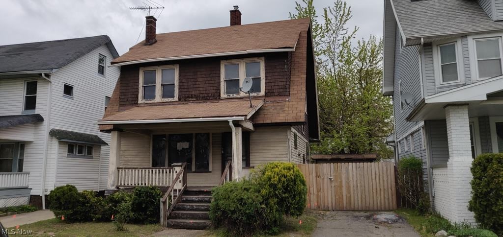 Tons of potential in this 3 bedroom 1 bathroom colonial, full basement, detached garage, front porch and more!